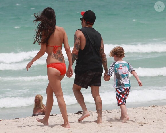 Exclusif - Pete Wentz profite d'une belle journée ensoleillée avec son fils Bronx et sa petite amie Meagan Camper sur une plage a Miami, le 6 juin 2013.