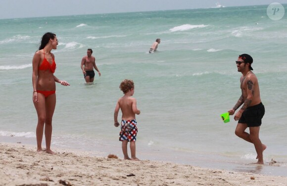 Exclusif - Pete Wentz profite d'une belle journée ensoleillée avec son fils Bronx et sa petite amie Meagan Camper sur une plage a Miami, le 6 juin 2013.