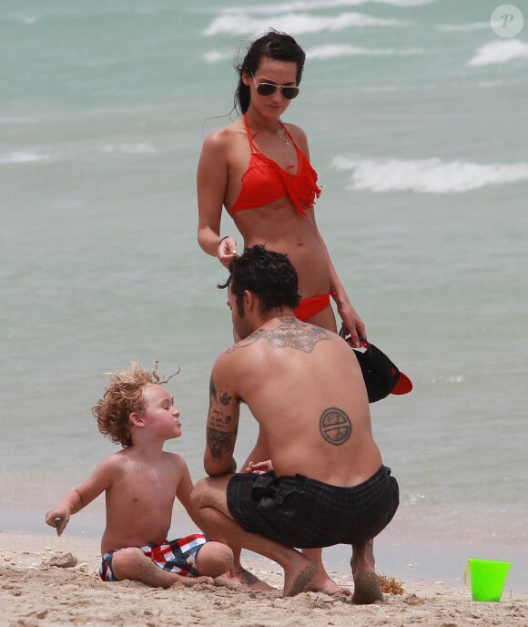 Exclusif - Pete Wentz profite d'une belle journée ensoleillée avec son fils Bronx et sa petite amie Meagan Camper sur une plage a Miami, le 6 juin 2013.