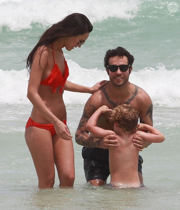 Exclusif - Pete Wentz profite d'une belle journée ensoleillée avec son fils Bronx et sa petite amie Meagan Camper sur une plage a Miami, le 6 juin 2013.