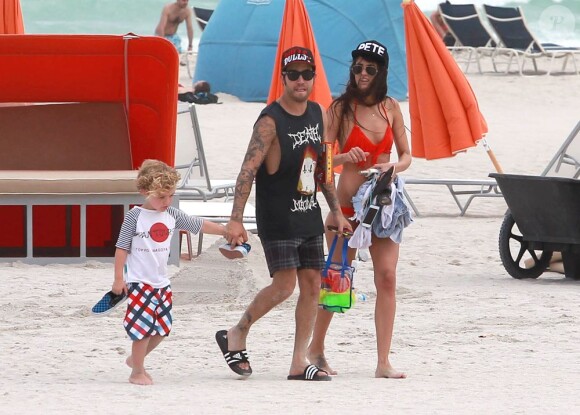 Exclusif - Pete Wentz profite d'une belle journée ensoleillée avec son fils Bronx et sa petite amie Meagan Camper sur une plage a Miami, le 6 juin 2013.