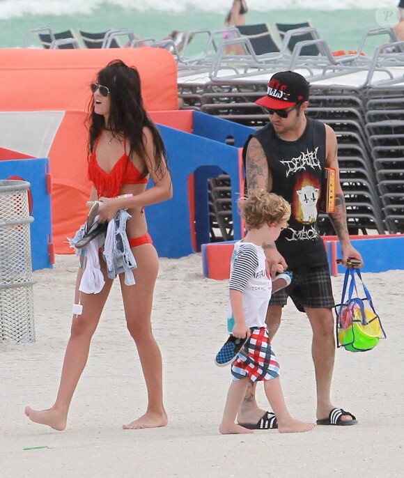 Exclusif - Pete Wentz profite d'une belle journée ensoleillée avec son fils Bronx et sa petite amie Meagan Camper sur une plage a Miami, le 6 juin 2013.