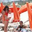 Exclusif - Pete Wentz profite d'une belle journée ensoleillée avec son fils Bronx et sa petite amie Meagan Camper sur une plage a Miami, le 6 juin 2013.