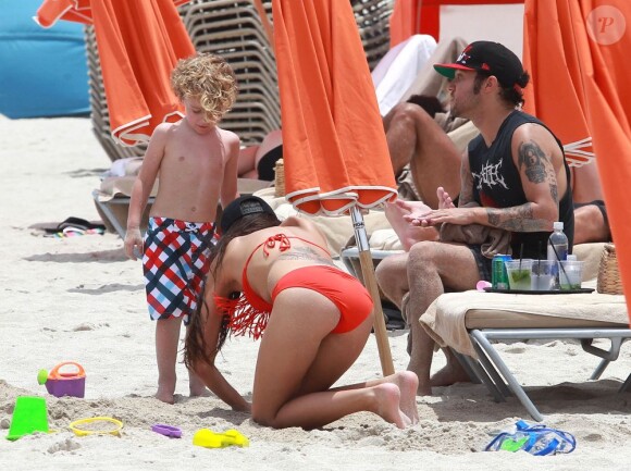 Exclusif - Pete Wentz profite d'une belle journée ensoleillée avec son fils Bronx et sa petite amie Meagan Camper sur une plage a Miami, le 6 juin 2013.