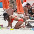 Exclusif - Pete Wentz profite d'une belle journée ensoleillée avec son fils Bronx et sa sublime petite amie Meagan Camper sur une plage a Miami, le 6 juin 2013.