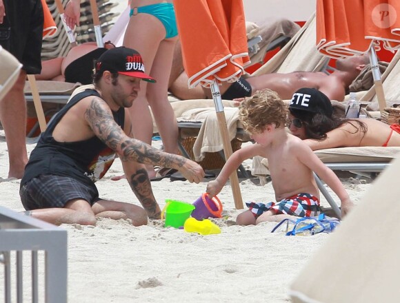Exclusif - Pete Wentz profite d'une belle journée ensoleillée avec son fils Bronx, pour s'amuser dans le sable, et sa petite amie Meagan Camper sur une plage a Miami, le 6 juin 2013.
