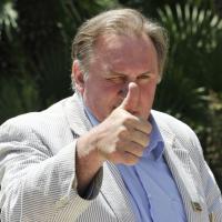 Gérard Depardieu, rien à cacher : sourd à la connerie, il sort ses 7 passeports
