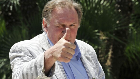 Gérard Depardieu, rien à cacher : sourd à la connerie, il sort ses 7 passeports