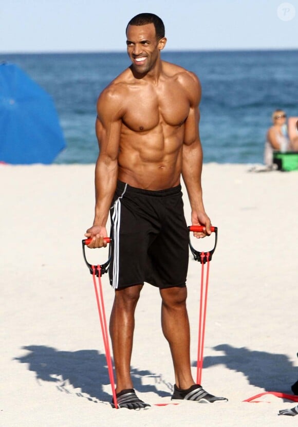 Craig David s'entraîne, et les résultats sont probants, sur une plage de Miami, le 7 janvier 2012.