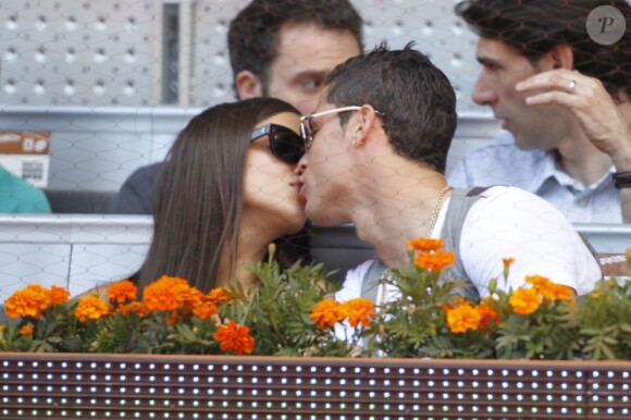 Cristiano Ronaldo et Irina Shayk très amoureux durant le match Nadal-Ferrer le 10 mai 2013 à l'Open de tennis de Madrid.