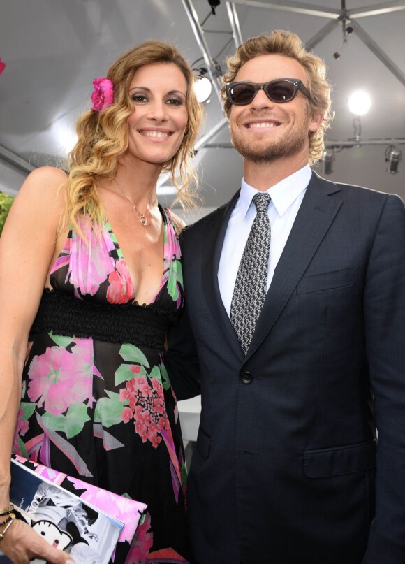 Simon Baker et Sophie Thalmann au prix de Diane Longines à l'hippodrome de Chantilly, le 16 juin 2013