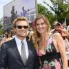 Simon Baker et Sophie Thalmann au prix de Diane Longines à l'hippodrome de Chantilly, le 16 juin 2013