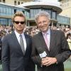 Simon Baker et Nelson Monfort au prix de Diane Longines à l'hippodrome de Chantilly, le 16 juin 2013