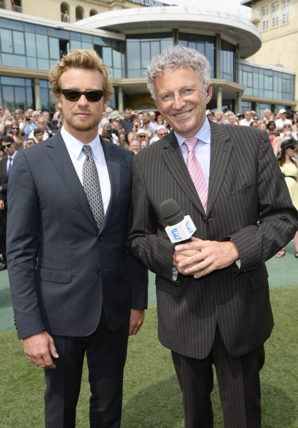 Simon Baker et Nelson Monfort au prix de Diane Longines à l'hippodrome de Chantilly, le 16 juin 2013