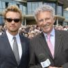 Simon Baker et Nelson Monfort au prix de Diane Longines à l'hippodrome de Chantilly, le 16 juin 2013