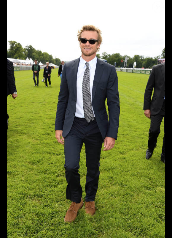 Le beau Simon Baker au prix de Diane Longines à l'hippodrome de Chantilly, le 16 juin 2013