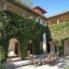 La villa californienne - et l'un de ses loggias - dont Tom Hanks et son épouse Rita Wilson se séparent, la revendant au prix de 5,25 millions de dollars