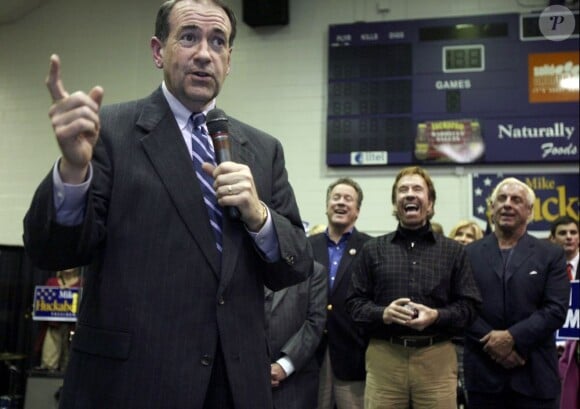 Le candidat Républicain Mike Huckabee à Clemson, le 17 janvier 2008 devant David Beasley, Chuck Norris et Ric Flair.