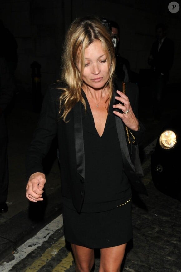 Kate Moss quitte le club privé Loulou's à Londres, le 18 juin 2013.