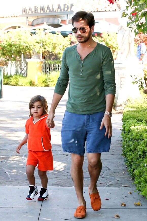 Scott Disick et son fils Mason à Los Angeles, le 16 juin 2013.