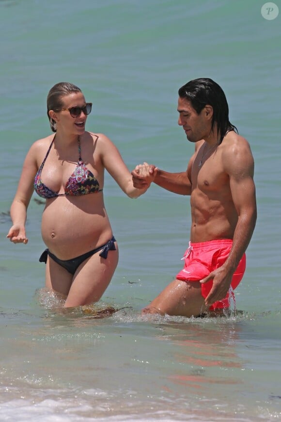Radamel Falcao, ses muscles et sa belle Lorelei profitent des joies de Miami le 18 juin 2013