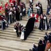 Cérémonies annuelles de l'Ordre de la Jarretière, le lundi 17 juin 2013 à Windsor. Après un déjeuner au château, la reine Elizabeth II a mené avec son fils le prince Charles et son petit-fils le prince William, en l'absence du duc d'Edimbourg, la procession jusqu'à la chapelle Saint George.
