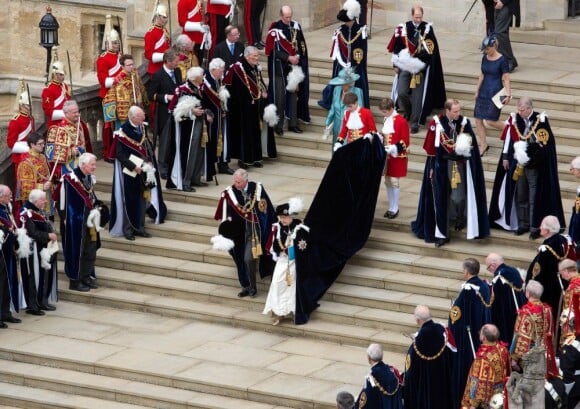 Cérémonies annuelles de l'Ordre de la Jarretière, le lundi 17 juin 2013 à Windsor. Après un déjeuner au château, la reine Elizabeth II a mené avec son fils le prince Charles et son petit-fils le prince William, en l'absence du duc d'Edimbourg, la procession jusqu'à la chapelle Saint George.