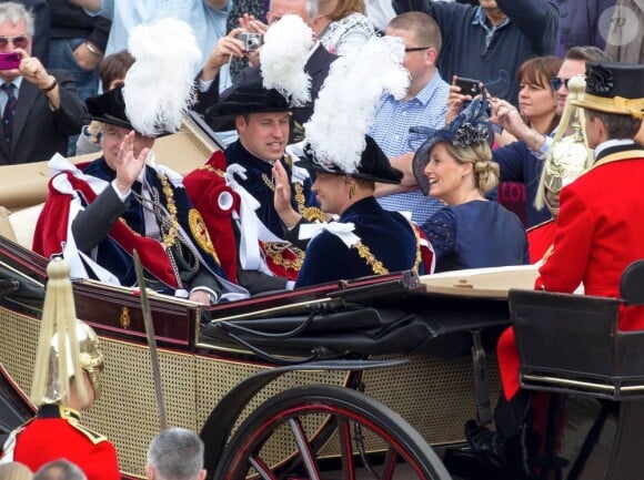 Cérémonies annuelles de l'Ordre de la Jarretière, lundi 17 juin 2013 à Windsor. Après un déjeuner au château, la reine Elizabeth II a mené avec son fils le prince Charles et son petit-fils le prince William, en l'absence du duc d'Edimbourg, la procession jusqu'à la chapelle Saint George.