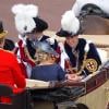 Cérémonies annuelles de l'Ordre de la Jarretière, lundi 17 juin 2013 à Windsor. Après un déjeuner au château, la reine Elizabeth II a mené avec son fils le prince Charles et son petit-fils le prince William, en l'absence du duc d'Edimbourg, la procession jusqu'à la chapelle Saint George.