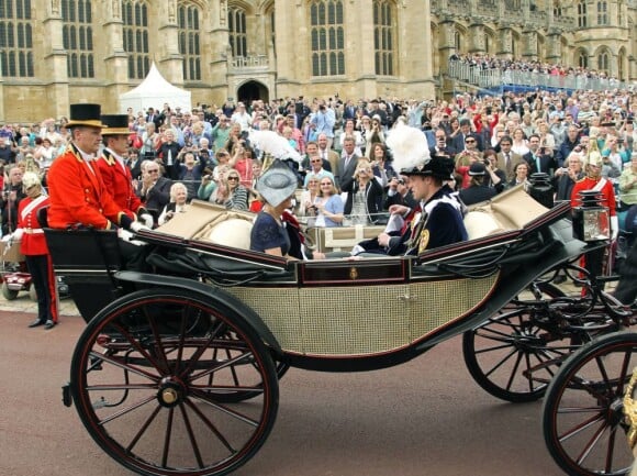 Cérémonies de l'Ordre de la Jarretière, lundi 17 juin 2013 à Windsor. Après un déjeuner au château, la reine Elizabeth II a mené avec son fils le prince Charles et son petit-fils le prince William, en l'absence du duc d'Edimbourg, la procession jusqu'à la chapelle Saint George.