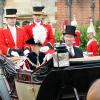 Cérémonies annuelles de l'Ordre de la Jarretière, lundi 17 juin 2013 à Windsor. Après un déjeuner au château, la reine Elizabeth II a mené avec son fils le prince Charles et son petit-fils le prince William, en l'absence du duc d'Edimbourg, la procession jusqu'à la chapelle Saint George.