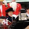 Cérémonies annuelles de l'Ordre de la Jarretière, lundi 17 juin 2013 à Windsor. Après un déjeuner au château, la reine Elizabeth II a mené avec son fils le prince Charles et son petit-fils le prince William, en l'absence du duc d'Edimbourg, la procession jusqu'à la chapelle Saint George.