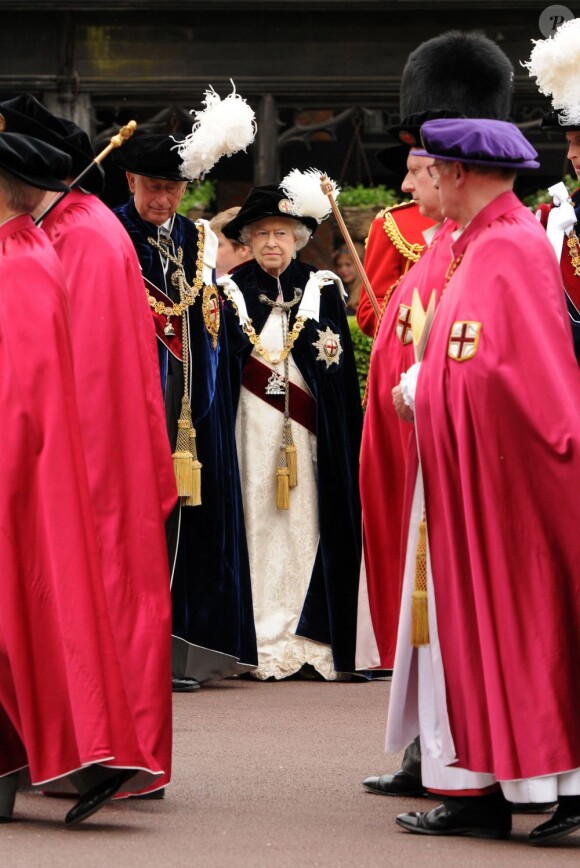 Cérémonie annuelle de l'Ordre de chevalerie de la Jarretière, lundi 17 juin 2013 à Windsor. Après un déjeuner au château, la reine Elizabeth II a mené avec son fils le prince Charles et son petit-fils le prince William, en l'absence du duc d'Edimbourg, la procession jusqu'à la chapelle Saint George.