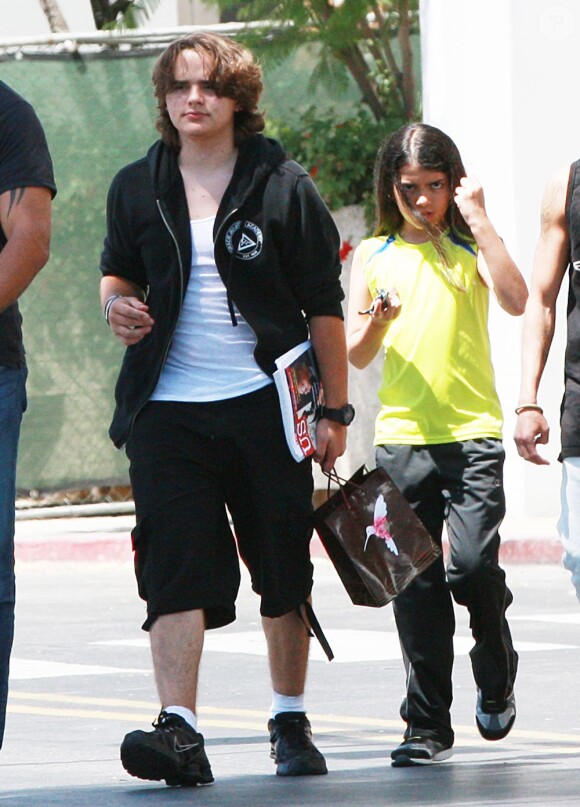 Prince et Blanket Jackson font du shopping avec des amis à Northridge, le 18 juin 2013.