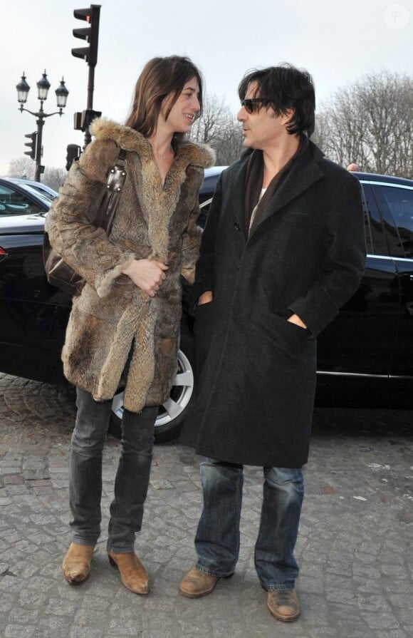 Charlotte Gainsbourg et son amoureux Yvan Attal arrivant au défilé Balenciaga à Paris le 5 mars 2009