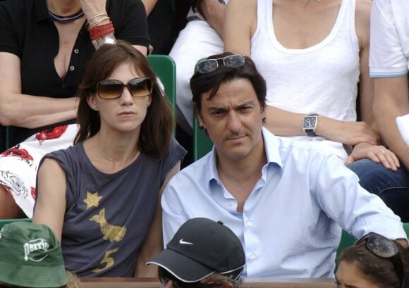 Charlotte Gainsbourg et Yvan Attal à Roland Garros lors de la finale entre Roger Federer et Rafael Nadal le 11 juin 2007
