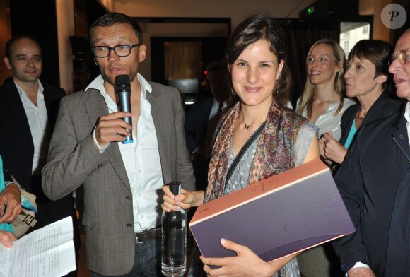 Lise Charles (lauréate 2013) et Sylvain Tesson lors de la 8e édition du Prix du Premier Roman de Femme à l'hôtel Montalembert à Paris, le 19 juin 2013.