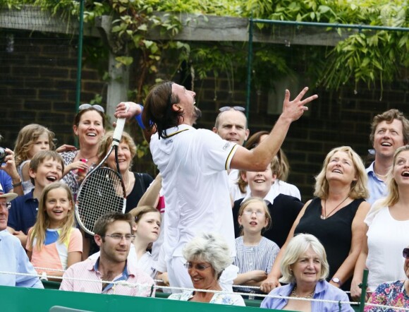 Goran Ivanisevic au milieu du public à l'occasion du BNP Paribas Tennis Classic qui se déroule au très sélect club de Hurlingham de Londres le 19 juin 2013