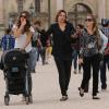 Gisele Bündchen se promène avec sa soeur et sa fille Vivian Lake Brady vers la pyramide du Louvre. le 20 juin 2013