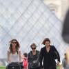 Gisele Bündchen se promène avec sa soeur et sa fille Vivian Lake Brady vers la pyramide du Louvre. le 20 juin 2013