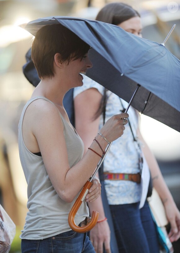 Anne Hathaway sur le plateau de tournage de son prochain film "Song One", le 19 juin 2013.