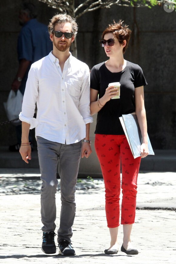 Anne Hathaway et son mari Adam Shulman font du shopping a New York, le 19 Juin 2013.