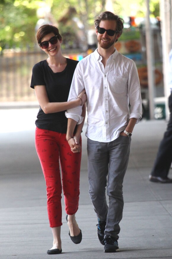 Anne Hathaway et son époux Adam Shulman font du shopping a New York, le 19 Juin 2013.
