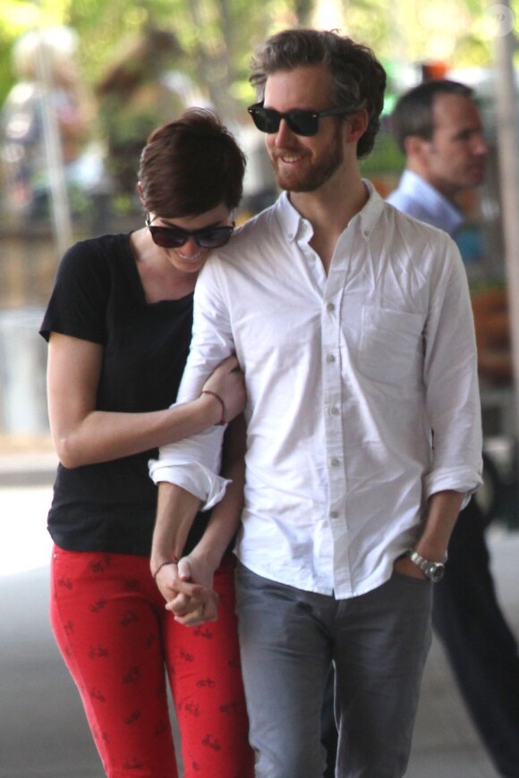Anne Hathaway et son mari Adam Shulman dans les rues de New York, le 19 Juin 2013.