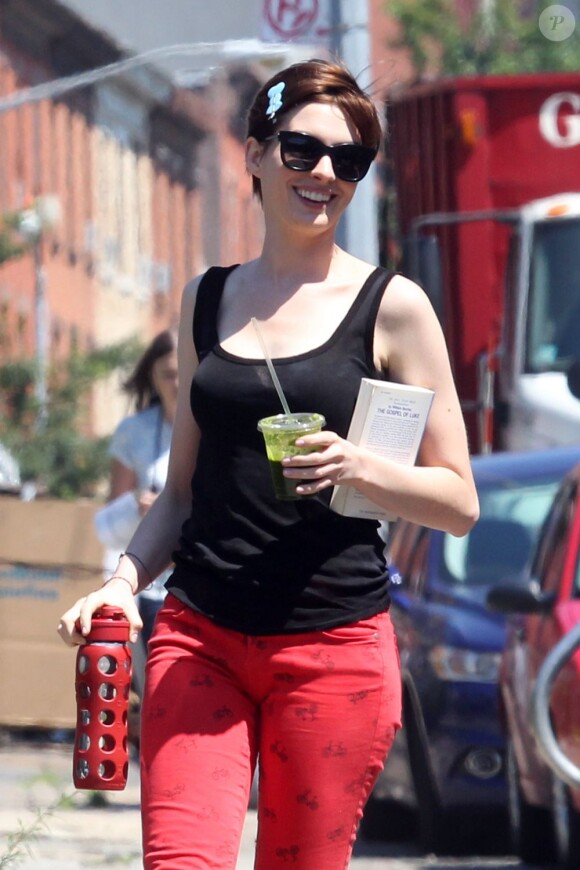 Anne Hathaway sur le tournage du film "Song One" à New York, le 19 juin 2013.