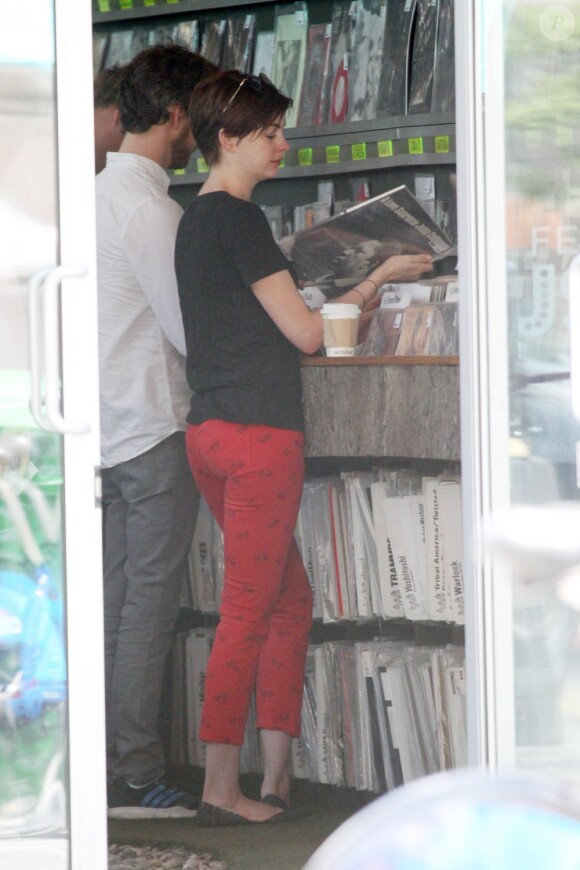 Anne Hathaway et Adam Shulman font du shopping à New York, le 19 juin 2013.