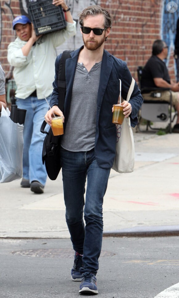 Adam Shulman, le mari d'Anne Hathaway sur le tournage de son dernier film "Song One", à New York, le 6 juin 2013.