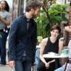 Anne Hathaway et son mari Adam Shulman sur le tournage de son film "Song One", à New York, le 6 juin 2013.