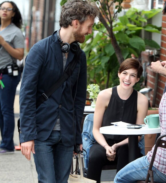 Anne Hathaway et son mari Adam Shulman sur le tournage de son film "Song One", à New York, le 6 juin 2013.