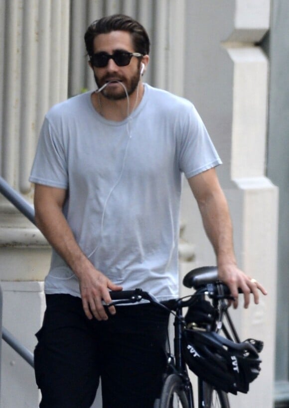 Jake Gyllenhaal fait du vélo dans le quartier de SoHo à New York, le 20 juin 2013.